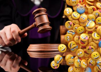 Martillo de juez junto a emojis.