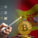 Persona realizando encuesta desde el teléfono junto a la bandera de España y bitcoin.