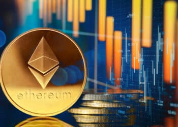 moneda de ethereum junto a monedas apiladas con graficos descendentes en el fondo