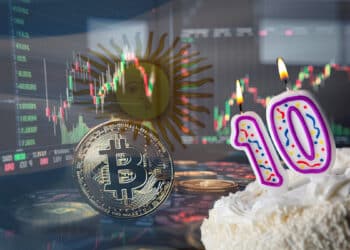 pastelito con velas de decimo cumpleaños con exchange de bitcoin y bandera de argentina en el fondo