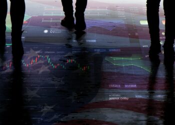 personas caminando sobre suelo con bandera de estados unidos y plataforma de exchange superpuesto