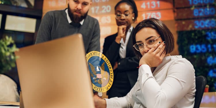 personas preocupadas observando computadora con logo de la SEC y graficos de mercado en el fondo