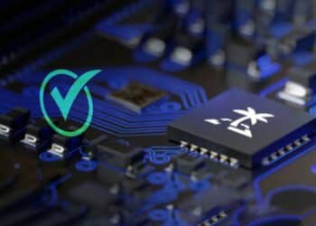 check sobre placa metalica con chip conectado