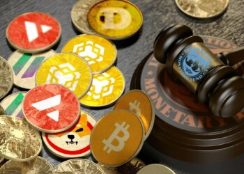 criptomonedas esparcidas sobre mesa junto a martillo de juez con logos del Fondo Monetario Internacional