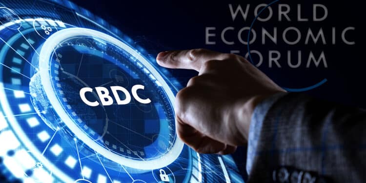 mano seleccionando CBDC con logo del Foro Economico Mundial en el fondo