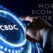 mano seleccionando CBDC con logo del Foro Economico Mundial en el fondo