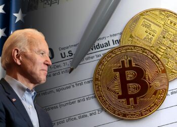 Joe Biden en frente de bandera de los Estados Unidos junto a monedas de bitcoin sobre planilla de declaración de impuestos