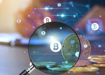 lupa sobre red de bitcoin con moneda de bitcoin en escritorio con abogado en el fondo