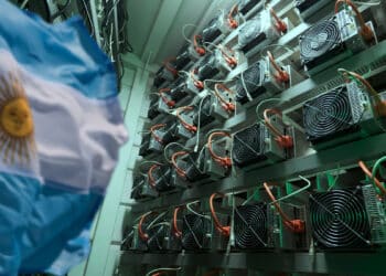 bandera de Argentina con mineros asic en el fondo