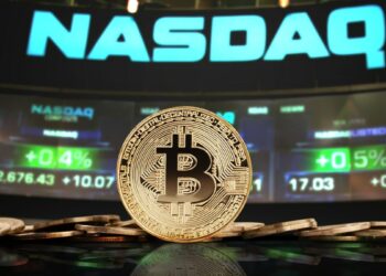 moneda de bitcoin con pantallas de NASDAQ en el fondo