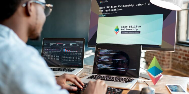 desarrollador de codigo con anuncio de becas de la fundación Ethereum en pantalla