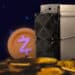 monero de Zcash Antminer Z15 Pro entre monedas apiladas y moneda de Zcash en el fondo
