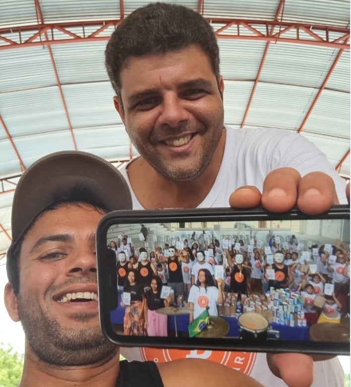 Jóvenes de la comunidad de la ciudaddela Bitcoin Beach.