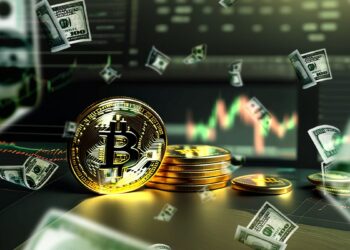 billetes de dolares cayendo con moneda de bitcoin junto a monedas apiladas sobre mesa con graficos de mercado en el fondo