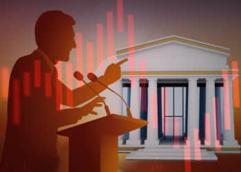 Regulador dando un discurso junto a banco y gráfico rojo.