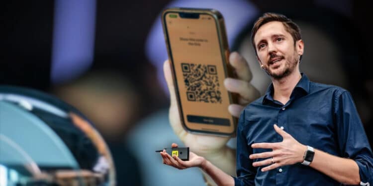 Ricardo Macieira con imagen de worldcoin en el fondo