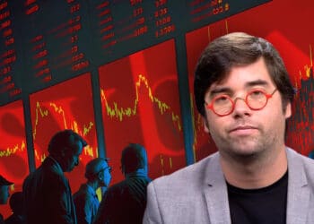 santiago siri con grafico de mercado en perdida con logo de Silicon Valley Bank
