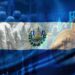 bandera de El Salvador con monedas de bitcoin junto a guardias de seguridad en el fondo
