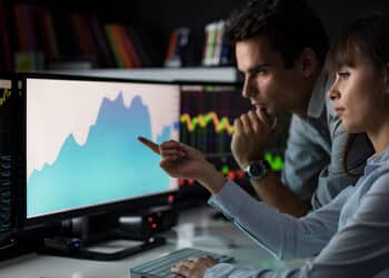 Traders analizando el precio de bitcoin.