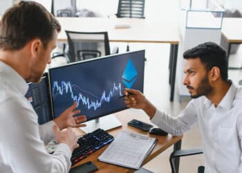 Traders analizando gráfico de precio de ethereum.