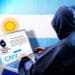 Hacker hackeando CNV junto a bandera de Argentina de fondo.