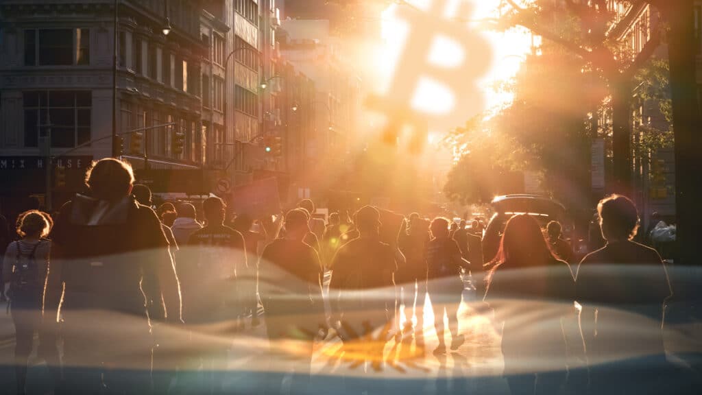 personas juntandose en camino con logo de bitcoin en el cielo y bandera de Argentina superpuesta