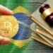 Bitcoin, bandera de Brasil y martillo de ley.