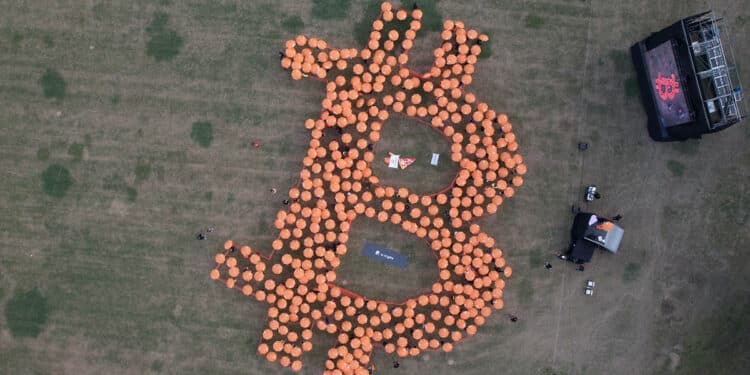 500 paraguas formaron la B humana gigante - Fuente: ONG Bitcoin Argentina/ Twitter.com