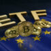 monedas de bitcoin junto a letras formando ETF sobre mesa de cristal reflejando bandera de Europa