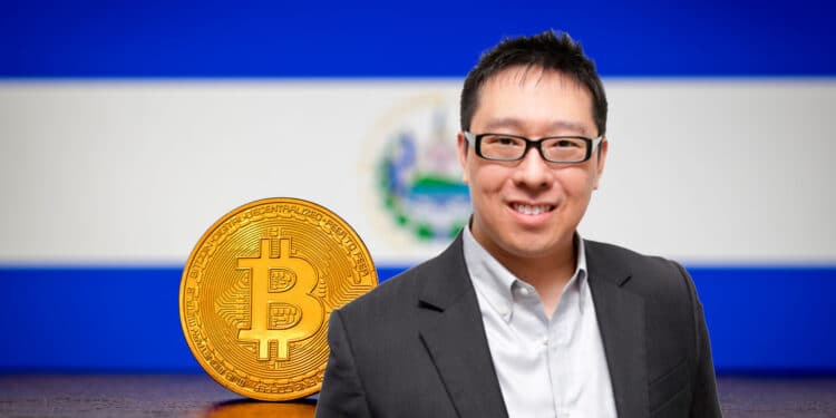 Mow y bitcoin con bandera de El Salvador de fondo.