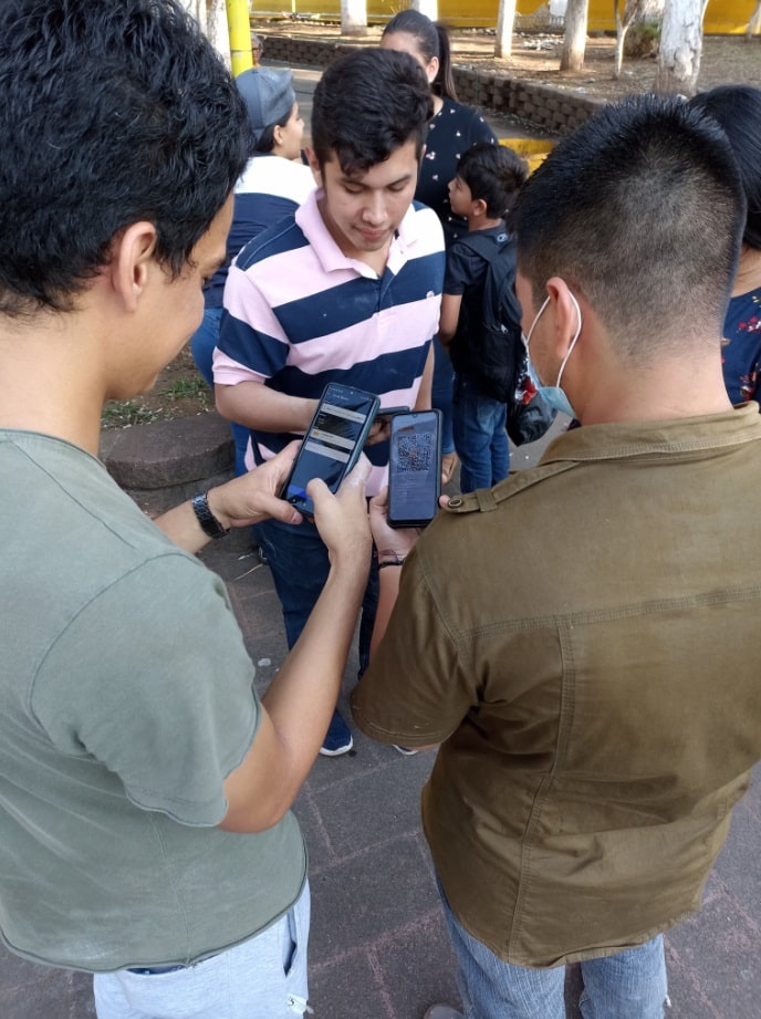 jovenes salvadoreños reciben sats como recompensa por participación en actividades de cuidado de la ciudad de Berlin, El Salvador