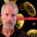 Michael Saylor junto a logo de MicroStrategy y bitcoin.