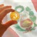 mano sosteniendo moneda de bitcoin con bandera de Perú en el fondo