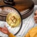 Ritchie Torres señalando lupa con logo de la SEC enfocando moneda de bitcoin sobre documento legal