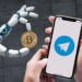 Celular con logo de telegram y bot con bitcoin.