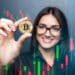 Mujer y critomoneda bitcoin.