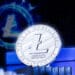 moneda de litecoin brillando con litecoin digital en el fondo