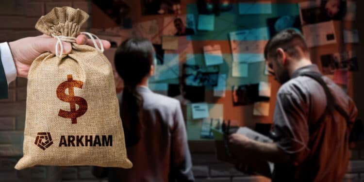 mano sosteniendo bolsa de dinero con logo de Arkham, con investigadores estudiando caso de FTX en pizarra en el fondo