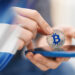 Bitcoin y bandera de El Salvador.