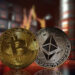 monedas de bitcoin y ethereum con barriles de petroleo y grafico de precio en el fondo