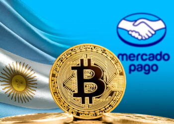 Bitcoin, bandera Argentina y logo de mercado pago.