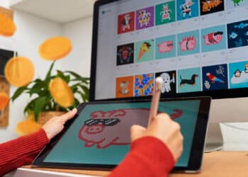 persona creando arte NFT con monedas cayendo en el fondo