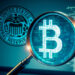 Bitcoin y logo de la FED.