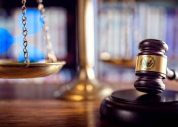 La SEC hace nuevas solicitudes a Ripple, tras el fallo que dio victoria parcial a la empresa. Composición por CriptoNoticias. Brian Jackson/ stock.adobe.com; Ripple; SEC