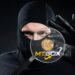 Ladrón robando bitcoin y logo de MT.GOX