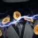 monedas de bitcoin transfiriendose en red lightning con persona de incognito en el fondo