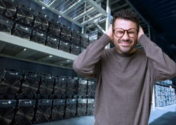 persona cubriendo sus oidos del ruido con granja de mineria de bitcoin en el fondo