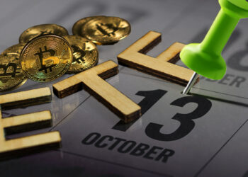 alfiler clavado sobre 13 de octubre en calendario junto a letras de ETF y monedas de bitcoin