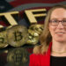 Hester Peirce con monedas de bitcoin sobre superficie con bandera de Estados Unidos y letras formando ETF