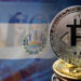 moneda de bitcoin con turistas y bandera de el salvador en el fondo